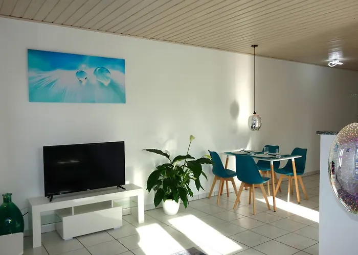 Happy Homes Blue - Up To 5 - Kueche - W-lan - Netflix - Honig - Balkon Apartment *